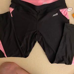 AVIA BELOW THE KNEE WORK OUT PANTS